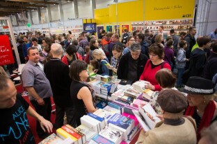 Autorzy na stoisku WL – Targi Książki w Krakowie 2015
